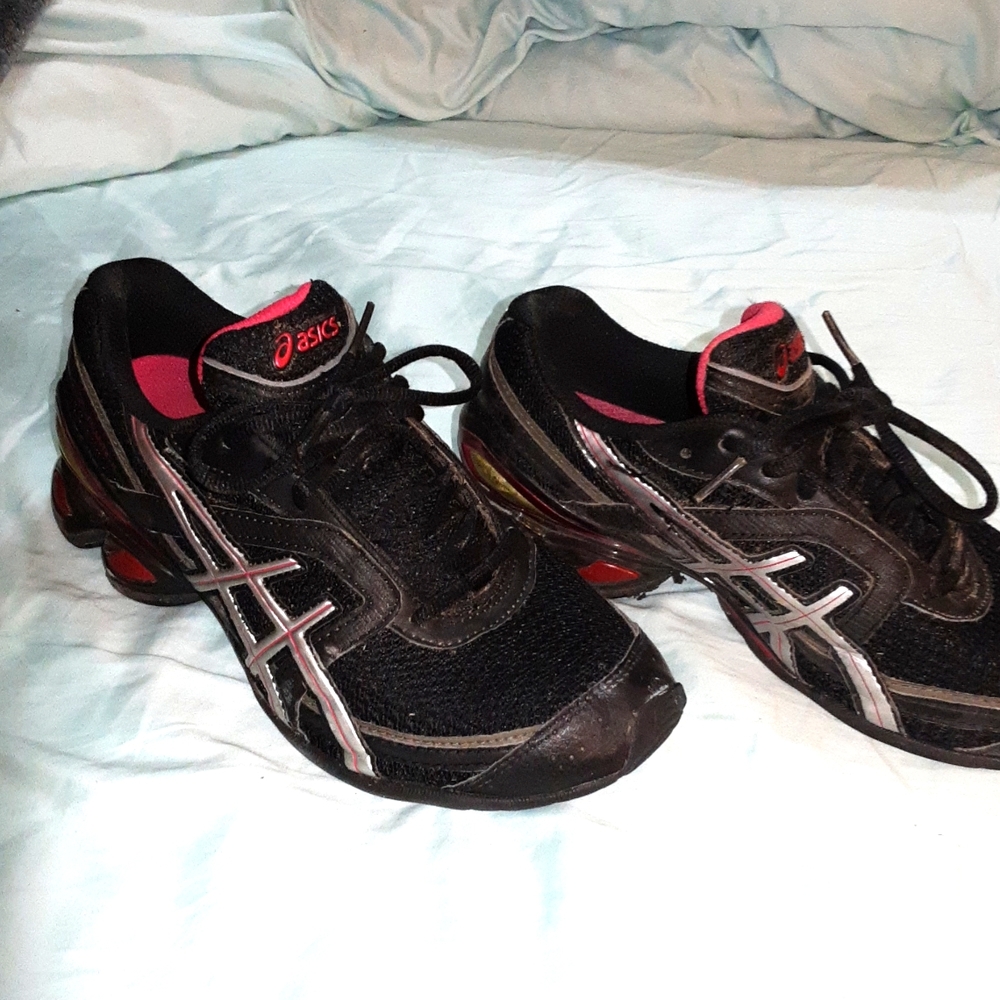 Asics Gel Fanatic 6.  Sixe 7 with black, silver and pink.